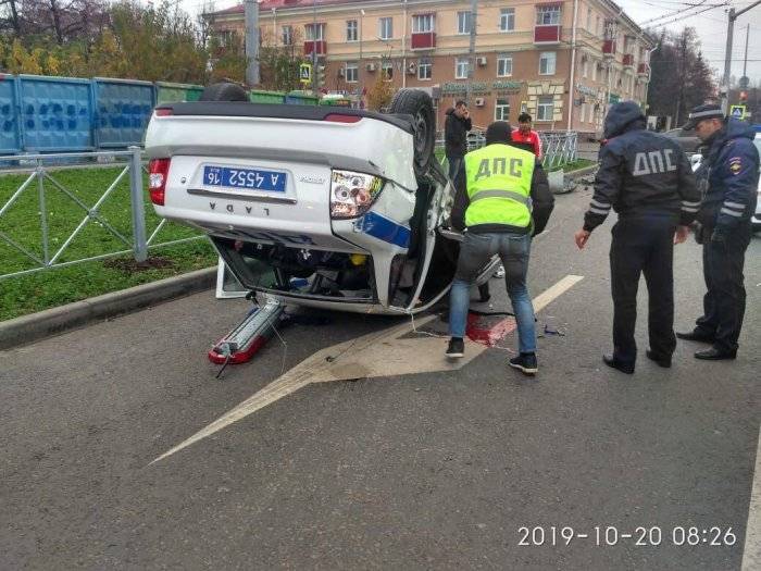 В Казани в аварии перевернулась автомашина ДПС. Водитель травмирован