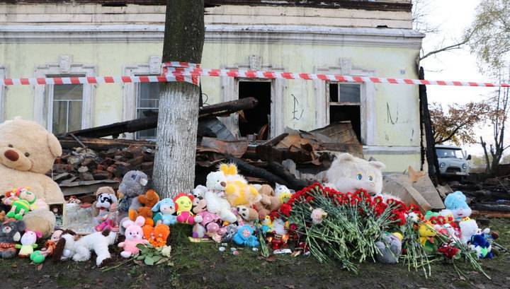 К месту, где сожгли пятерых детей и двух взрослых, несут игрушки и цветы
