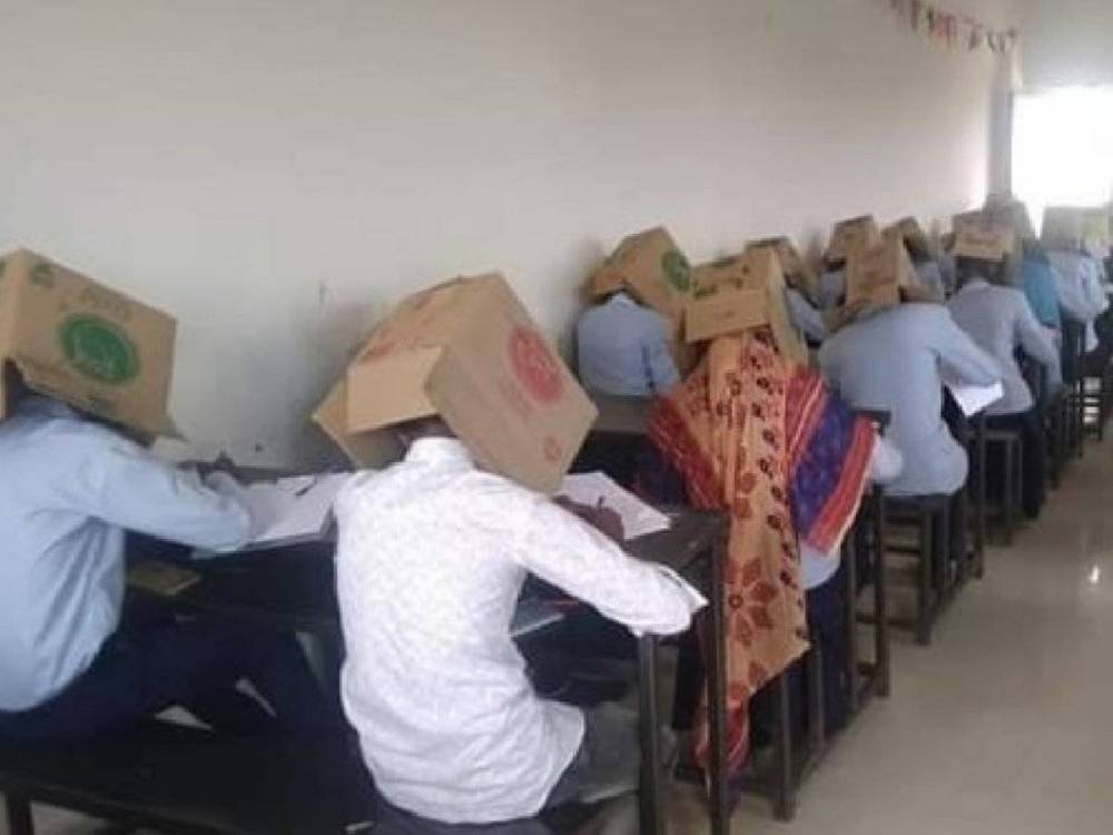 Би Би Си - В Индии первокурсникам колледжа надели коробки на головы, чтобы они не списывали на экзамене - theins.ru - India