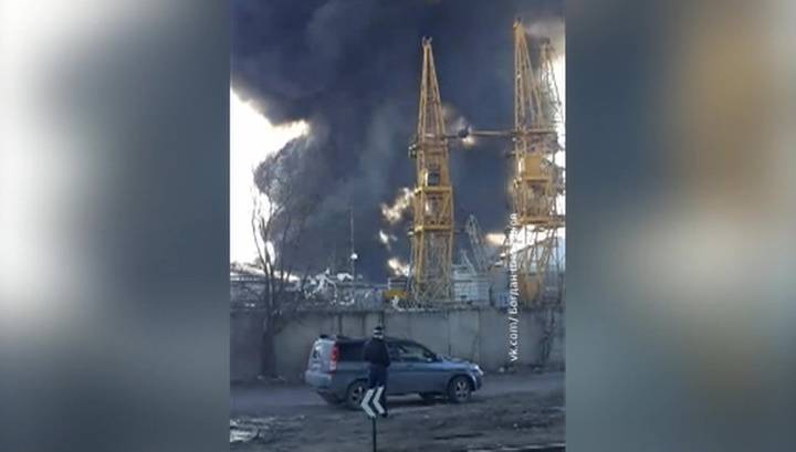 В Тюмени загорелся завод "ПолимерПласт"