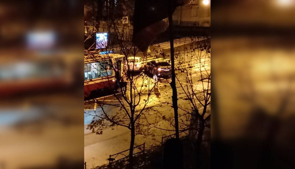 На перекрестке Савушкина и Серебрякова столкнувшиеся легковушки помешали движению трамваев