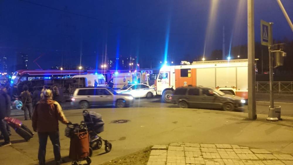 Три человека пострадали в ДТП с маршруткой и трамваем в Петербурге