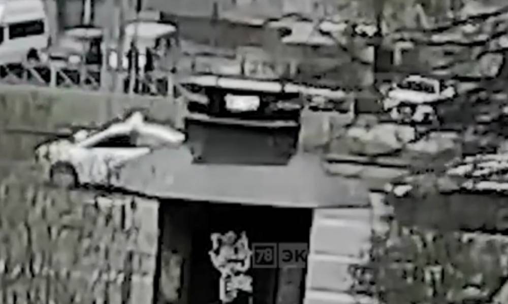 Видео: мужчины на Мерседесе избили водителя такси за нарушение ПДД