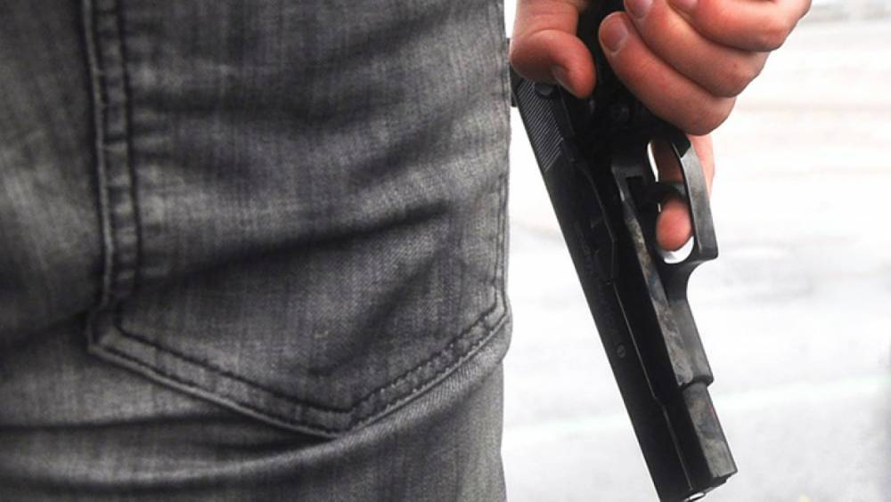 В коммуналке неизвестный мужчина с пистолетом украл у жильца два мобильника