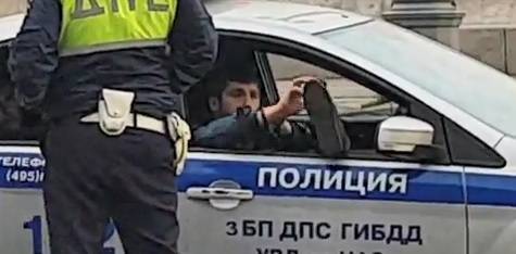 Видео: задержанный за ДТП водитель каршеринга начищал обувь в полиции