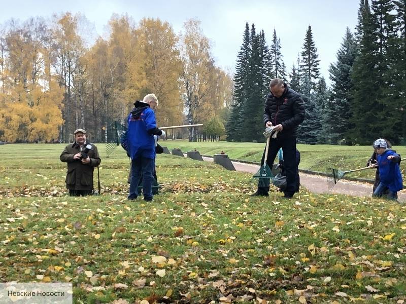 Беглов присоединился к субботнику на Пискаревском  кладбище