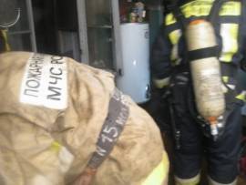 Спасатели менее часа тушили горящую квартиру дома на проспекте Ветеранов