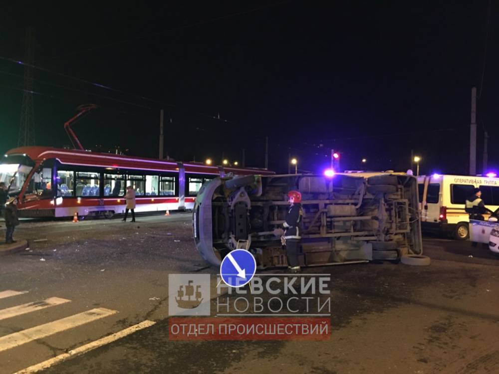 Два ребенка пострадали в перевернутой маршрутке на Десантников