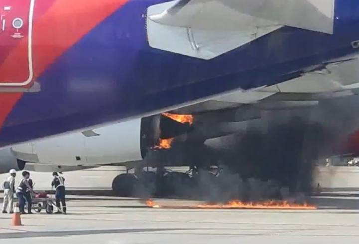 Видео: двигатель крупнейшего в мире авиалайнера вспыхнул перед взлетом