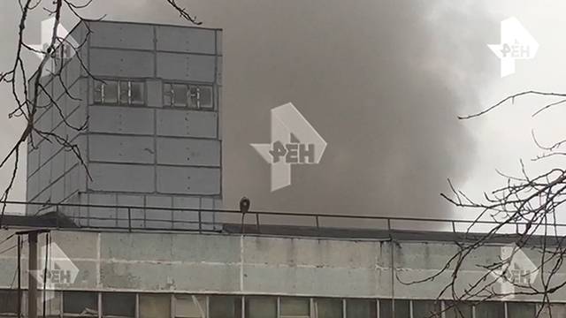 Появились кадры с места пожара на складе на западе Москвы