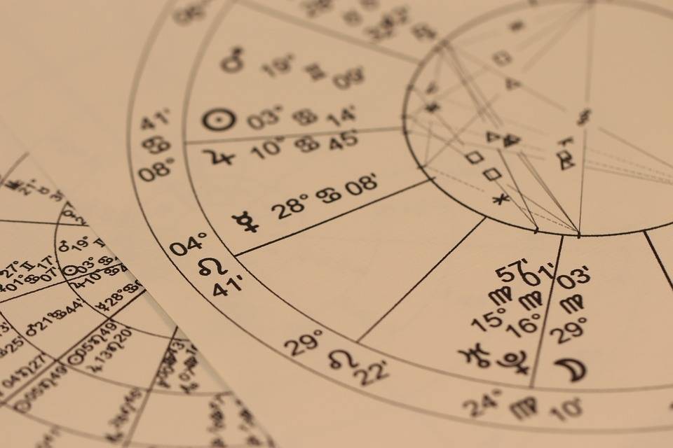 Астролог назвал несовместимые знаки зодиака, которые будут несчастны в отношениях