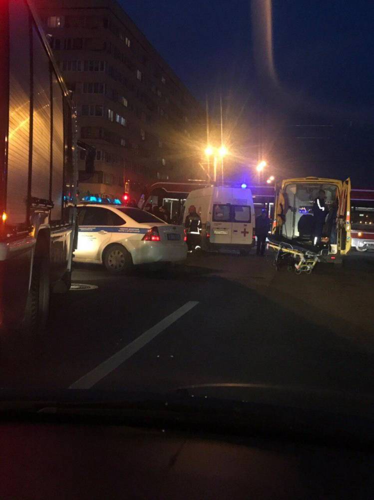 Видео: медики работают на месте аварии с маршруткой в Петербурге