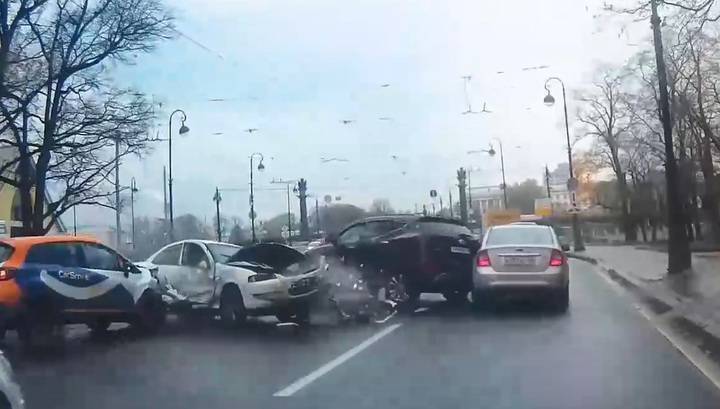 Массовое ДТП с участием четырех машин в Петербурге попало на видео