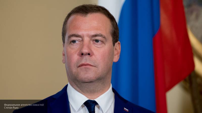 Медведев рассказал о мерах реагирования на размещение баз НАТО возле границ России