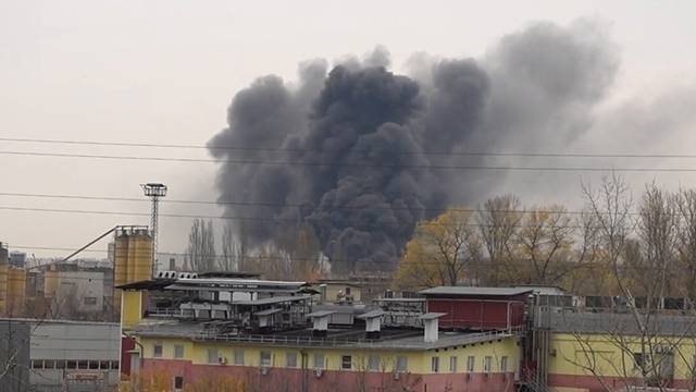 Клубы черного дыма: очевидцы засняли крупный пожар на складе в Москве