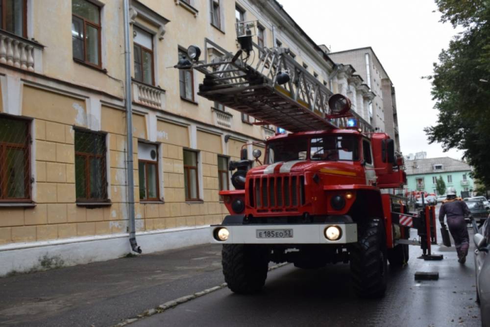 В Петербурге пожарные тушили огонь в общежитии на улице Пражской
