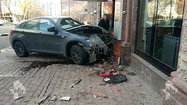 Видео с места ДТП с BMW в центре Москвы