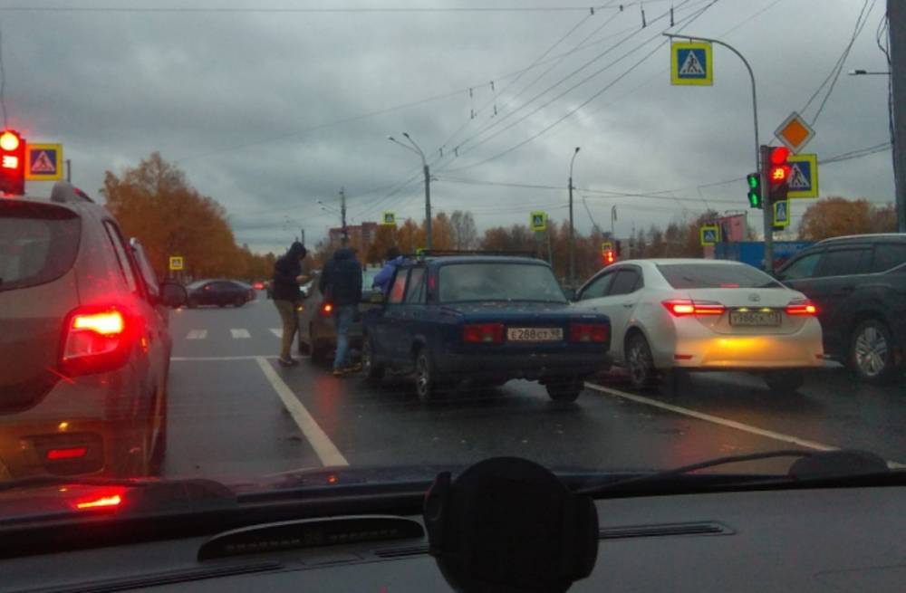 ДТП стало причиной пробки на пересечении Светлановского и Луначарского проспектов