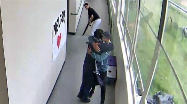 Простой жест предотвратил трагедию: школьный тренер обезоружил размахивавшего ружьем ученика объятием (видео)