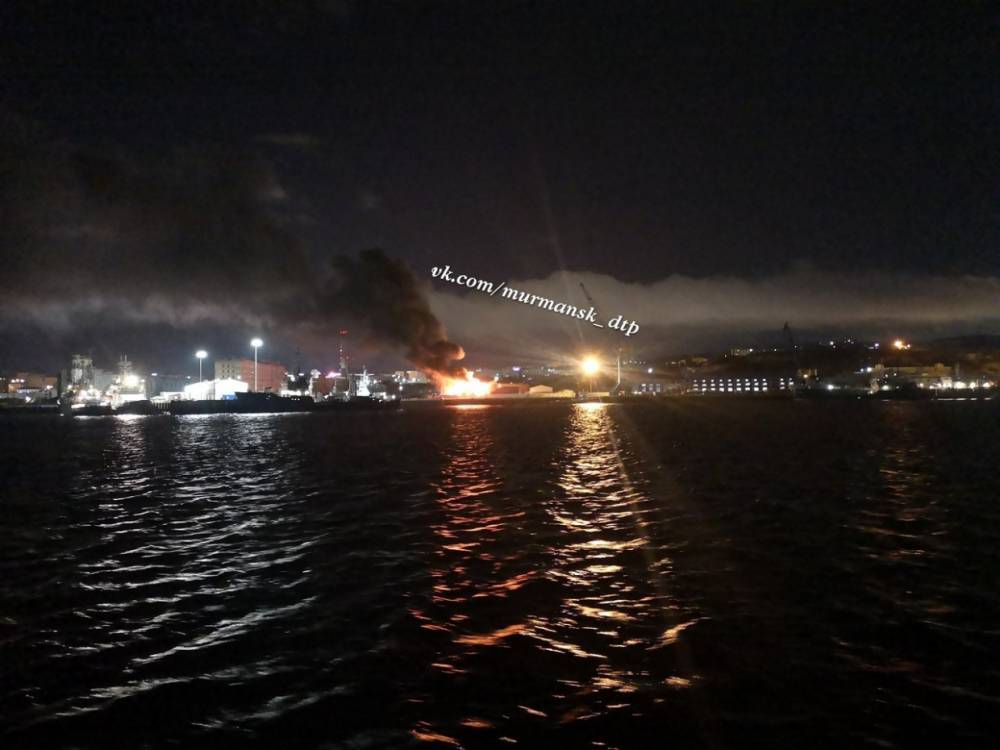 Появилось видео пожара на судоверфи в Мурманске
