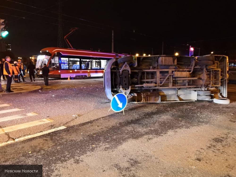 Порядка 16 человек пострадали в аварии с маршруткой и трамваем в Петербурге