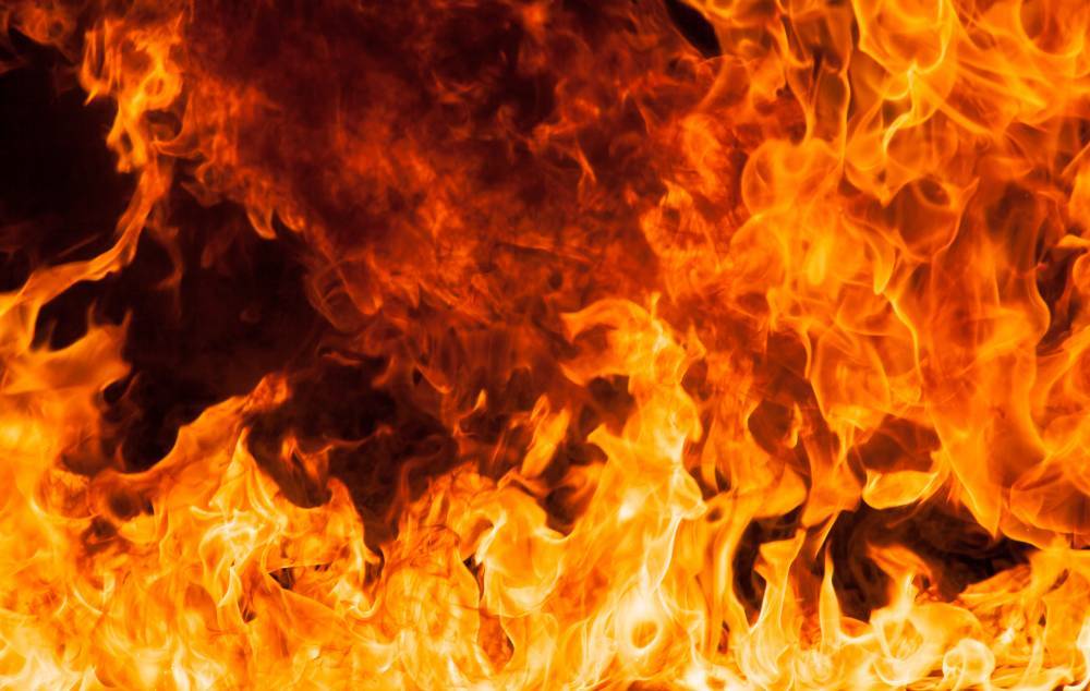 Два человека погибли при пожаре в выселенном доме в Ярославле