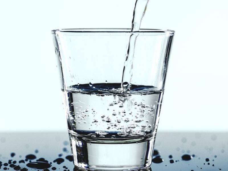 Диетолог развеяла популярные мифы о пользе питья воды