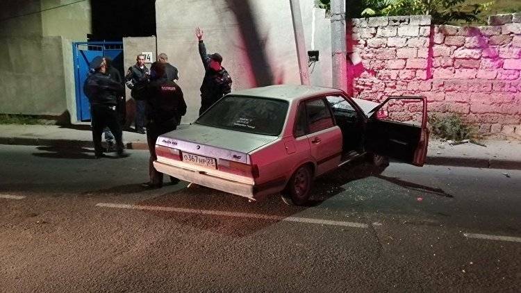 В Евпатории угонщик "прокатил" полицейского на двери авто и врезался в столб