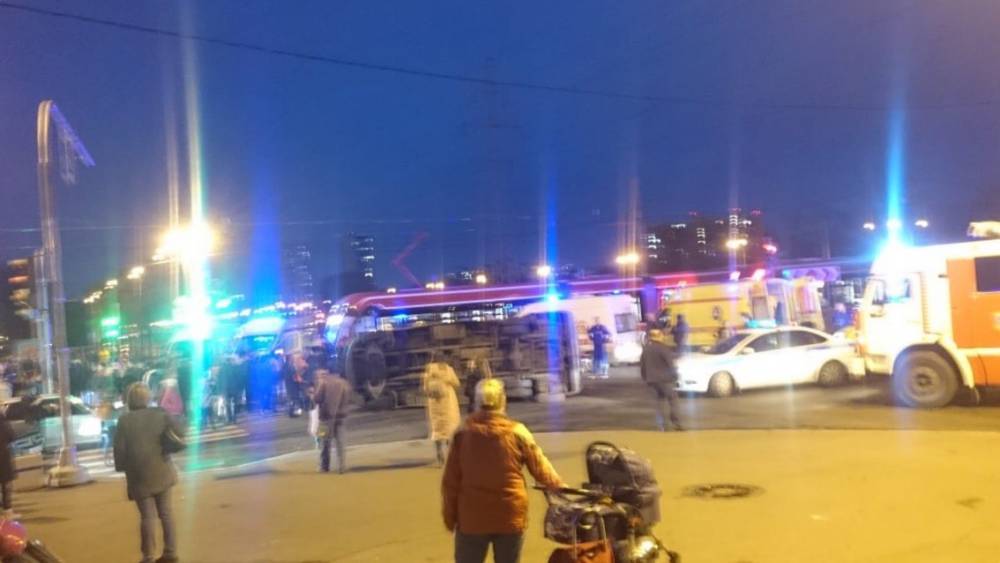 Маршрутка перевернулась после столкновения с трамваем в Петербурге