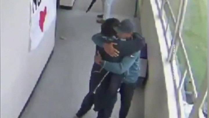 В школе Портленда в Орегоне тренер обезоружил ученика, обняв его
