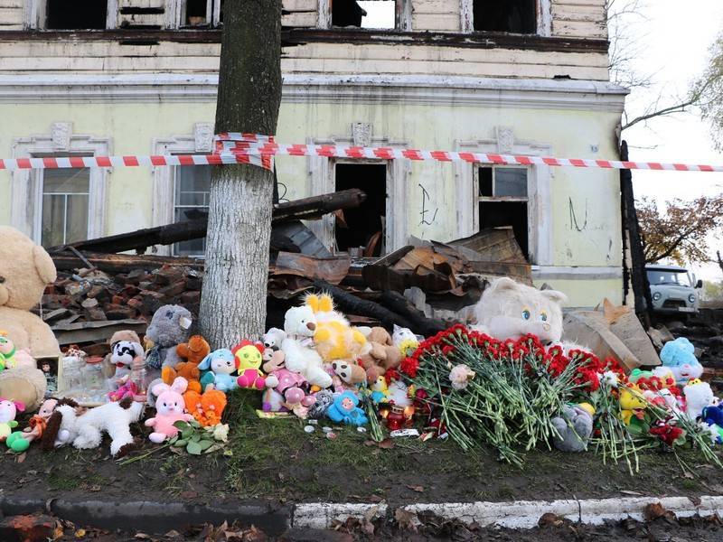 Люди несут цветы и игрушки к дому, где произошёл пожар под Ярославлем