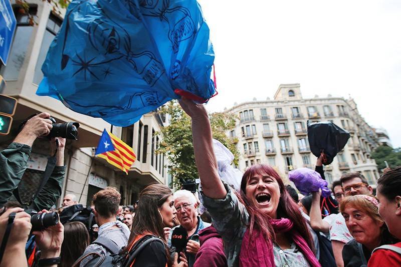 В Барселоне митингующие забросали полицию мусором