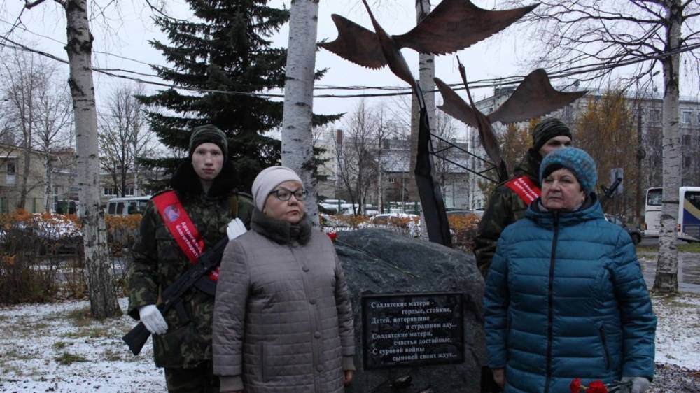 В Архангельске на открытии памятника солдатским матерям в небо выпустили белых голубей