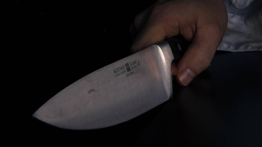 В Отрадном 58-летняя женщина ударила мужчину ножом и сбежала