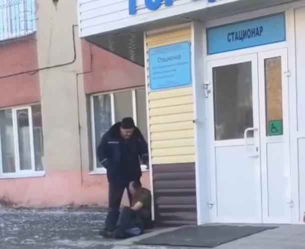 Видео: пожилого выкинули на улицу из больницы в Кемерово