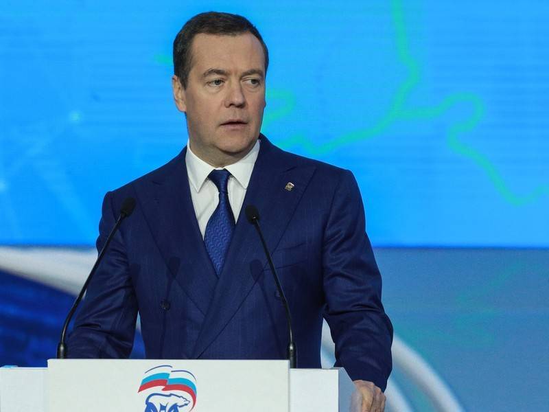 Медведев рассказал о сложности работы над «регуляторной гильотиной»