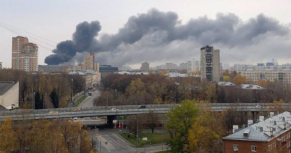 Произошло частичное обрушение кровли при пожаре на складе в Москве