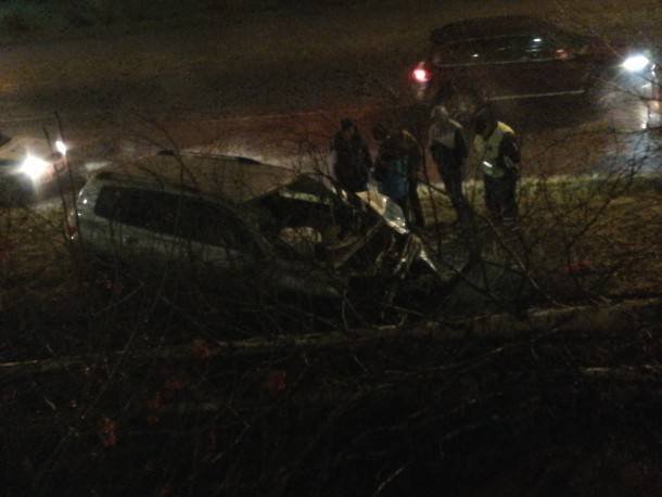 Народный корреспондент: «В Эжве автомобиль протаранил дерево»