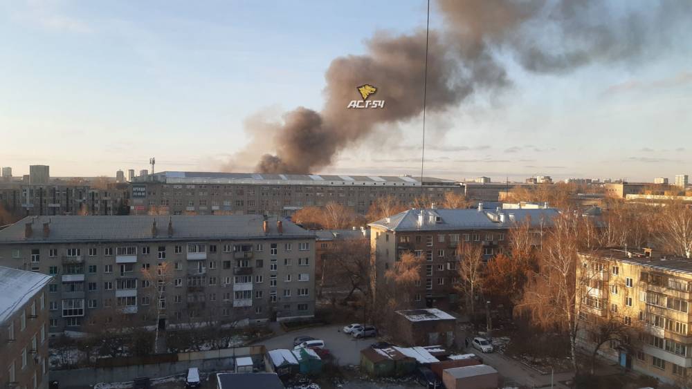 У горящего мебельного склада в Новосибирске рухнула крыша
