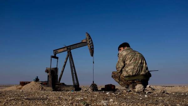 США могут оставить часть войск в Сирии, чтобы «нефть не попала в руки ИГ»