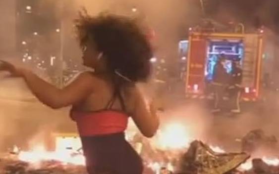Видео: модель станцевала тверк на фоне огненных беспорядков Барселоны