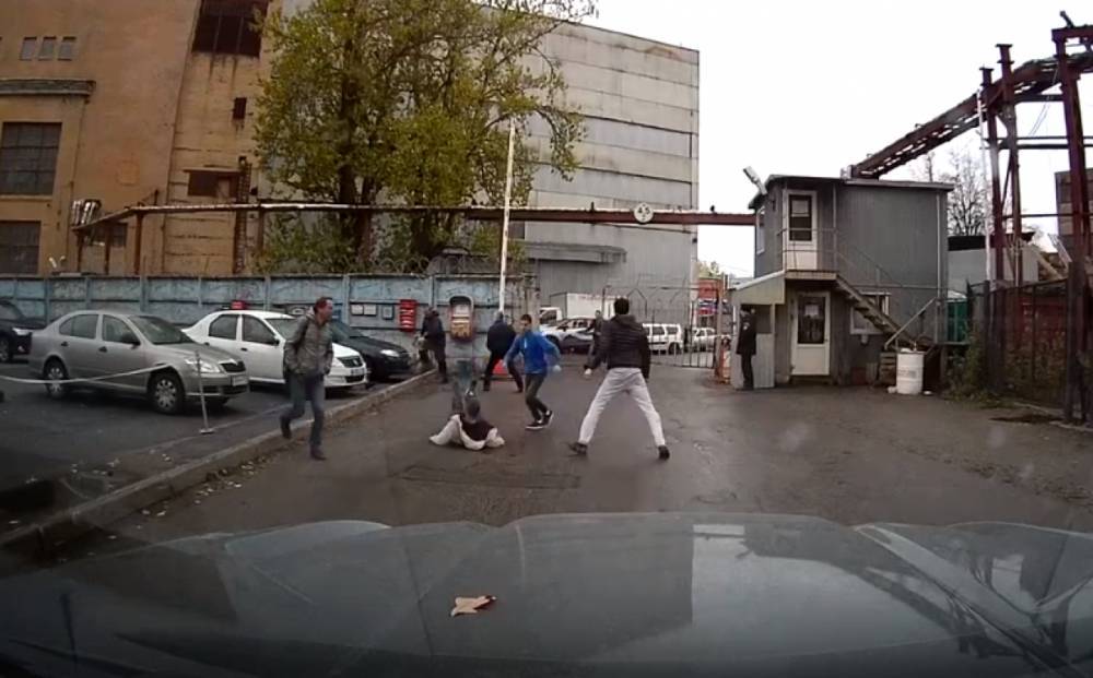Молодые парни устроили кулачные бои на Минеральной улице и попали на видео