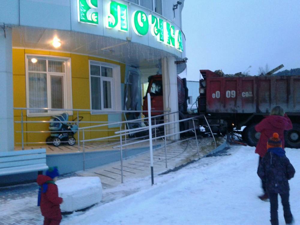 Фото: грузовик протаранил здание детского сада в Ханты-Мансийске