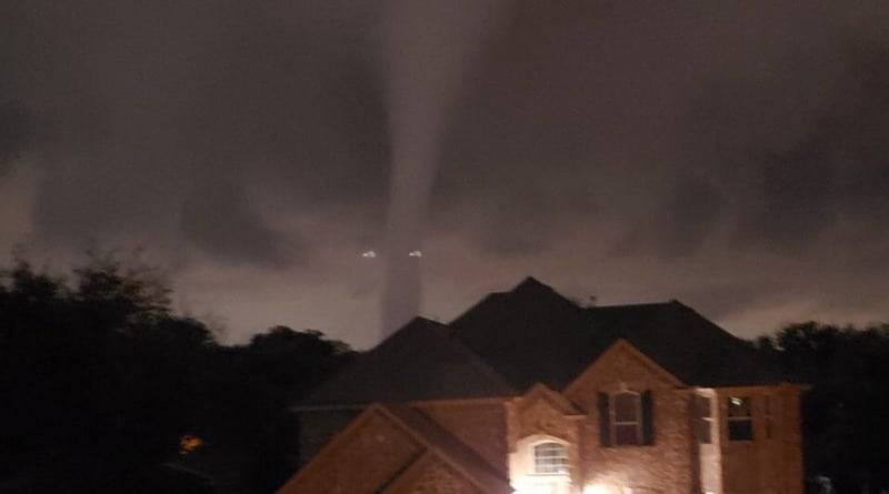 По Техасу пронесся торнадо: есть пострадавшие, десятки тысяч человек без света (фото, видео)