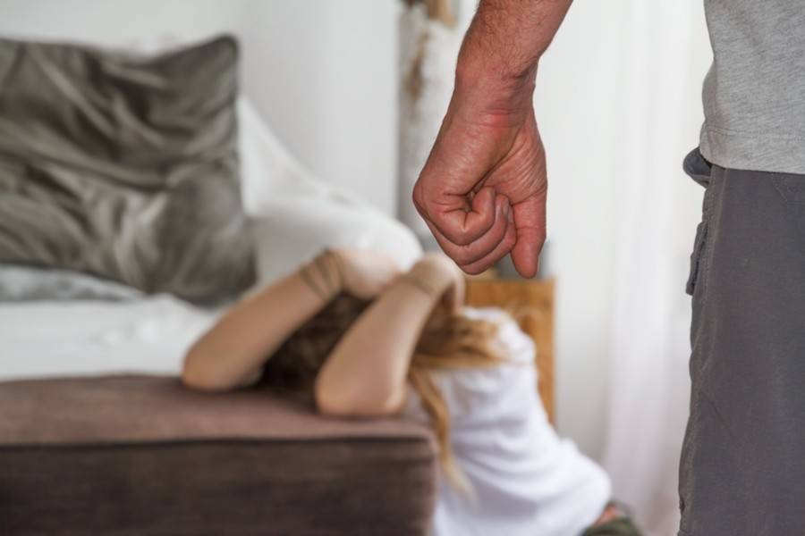 Две трети случаев домашнего насилия в России возникали между супругами