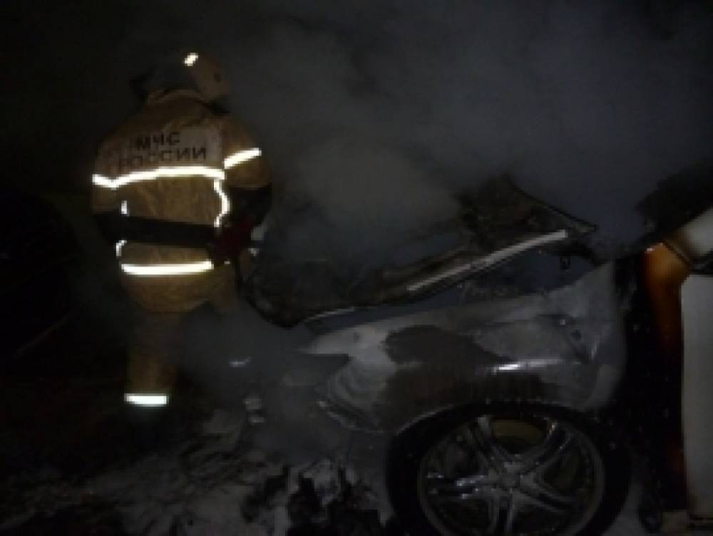 Ночью четверо пожарных тушили иномарку в Гвардейске