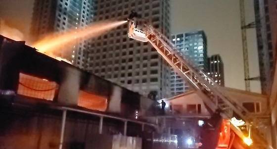 Крыша горящего склада в Москве обрушилась, спасены 4 человека