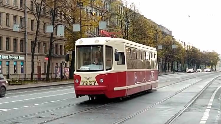Трамвай и маршрутка столкнулись в Петербурге, пострадали 13 человек