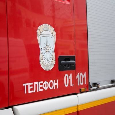 На складе на востоке Москвы горят три грузовика