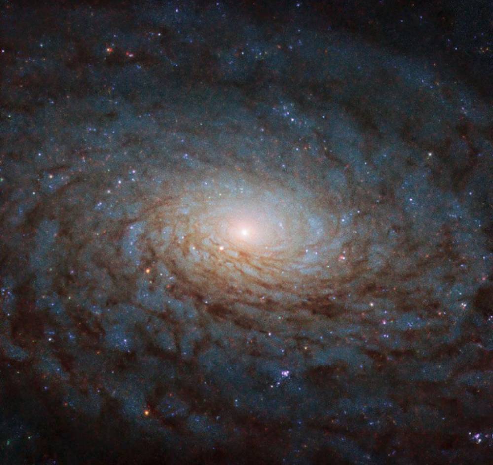 NASA показало галактику, похожую на портал в другое измерение